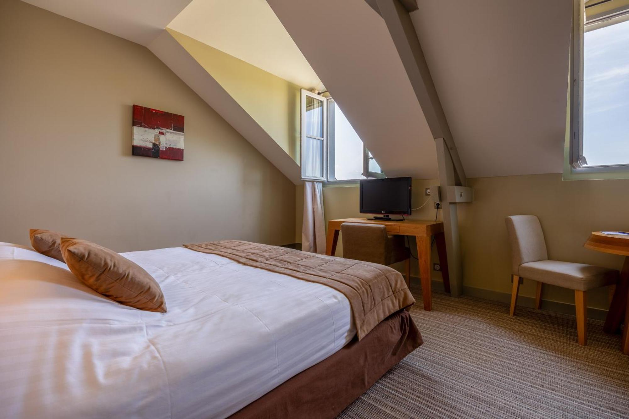 Hotel Et Spa Du Chateau Лагор Стая снимка
