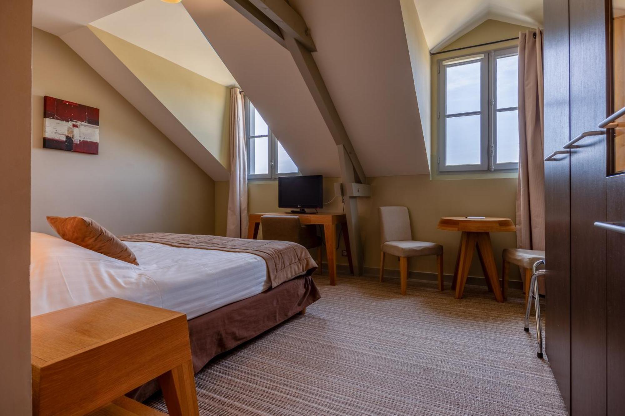 Hotel Et Spa Du Chateau Лагор Стая снимка